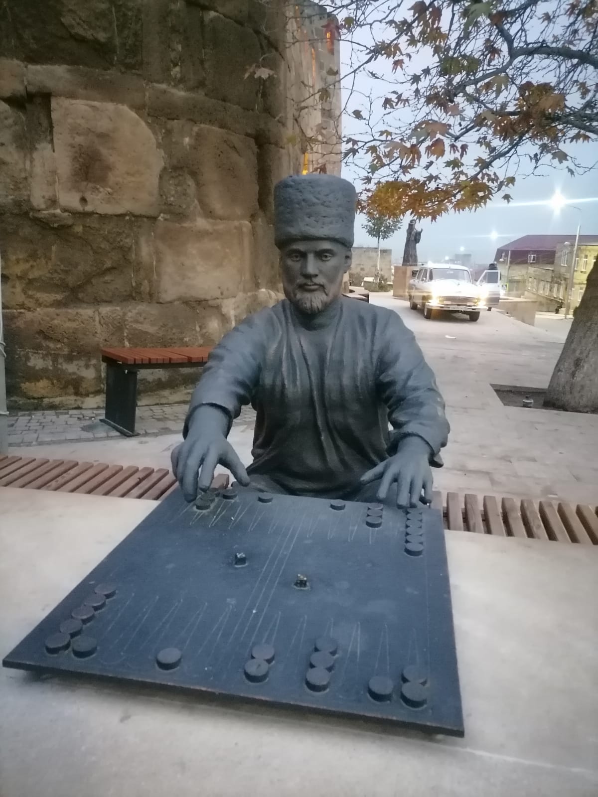 Дербент. Старый город. Памятник игроку в нарды